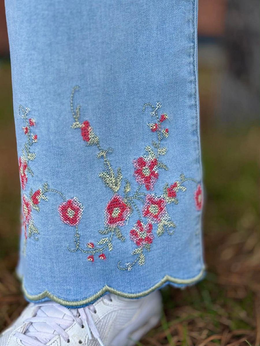 Jeans med blomstrer 